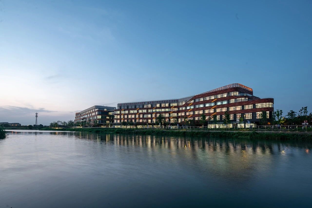 Horizontal champagne-colored LOPO Terracotta Panels used on the upper levels of the Qingpu Branch, blending modernity and tradition.