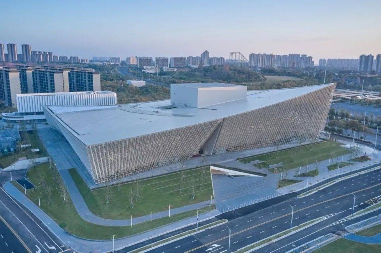 The façade of Nanchang Poly Grand Theatre blends modern architecture with traditional ceramic craftsmanship, showcasing the dynamic use of terracotta baguettes and louvers.