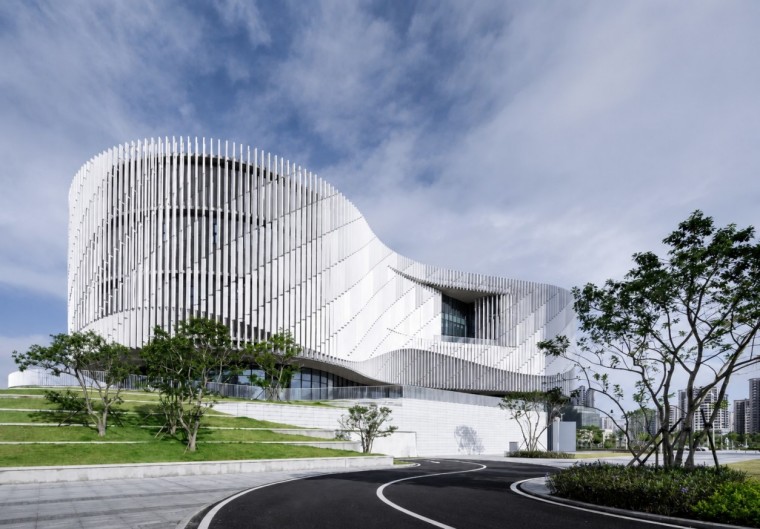 Daytime view of Yangjiang Cultural Center with a white glazed terracotta facade Daytime view of Yangjiang Cultural Center with a white glazed terracotta facade